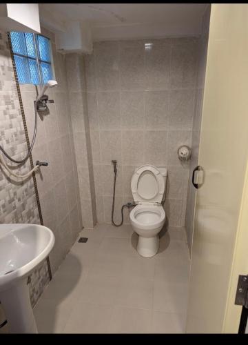 a bathroom with a toilet and a sink at Thosawan Resort ทศวรรณ รีสอร์ท in Khong Chiam