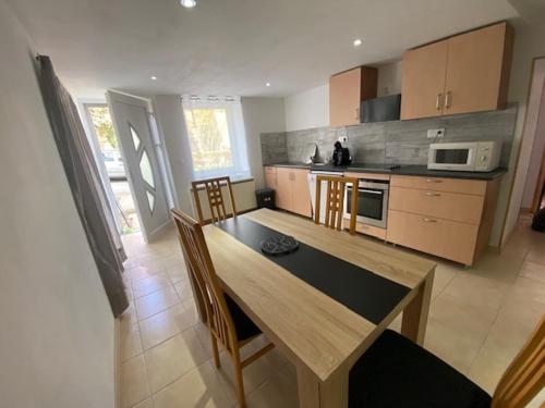 Kuchyň nebo kuchyňský kout v ubytování Appart familial, jeux et matériel enfants, fitness