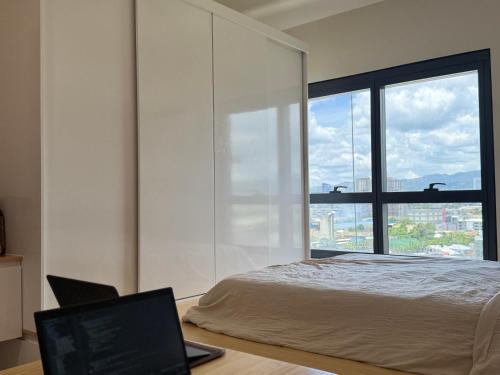 Ένα ή περισσότερα κρεβάτια σε δωμάτιο στο Bears Nook - JTower Residences