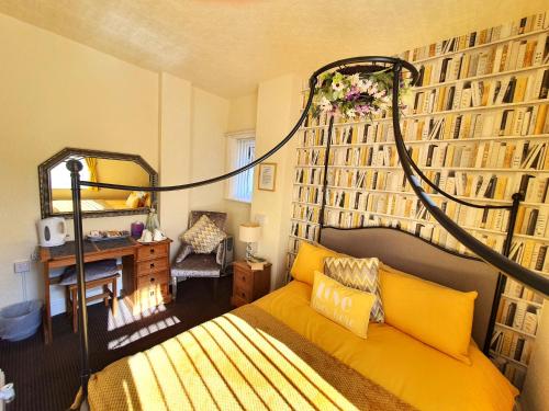 Ένα ή περισσότερα κρεβάτια σε δωμάτιο στο Windsor House Hotel