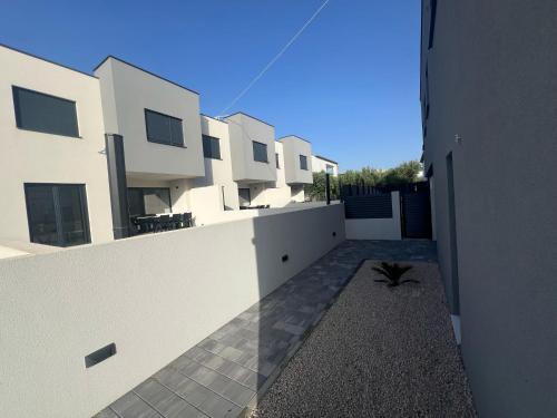 - une vue sur le côté du bâtiment dans l'établissement Residence Doli Superior, à Vrsi