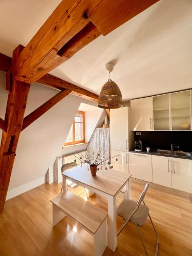 une cuisine et une salle à manger avec une table et des chaises dans l'établissement Duplex au cœur de Turckheim, 10 min de Colmar et place de parking, à Turckheim