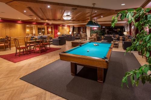 Silvretta Parkhotelにあるビリヤード台