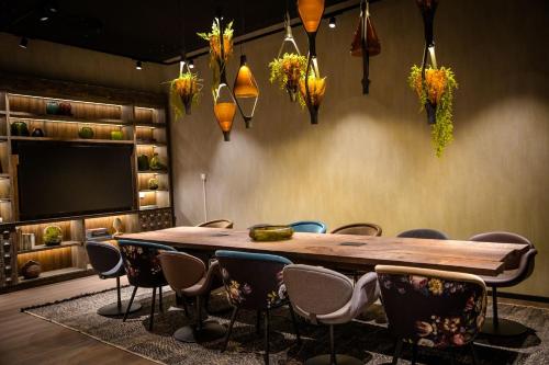 a conference room with a wooden table and chairs at Motel One München Hauptbahnhof in Munich
