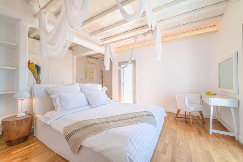 Postel nebo postele na pokoji v ubytování Anthis Villas Mykonos