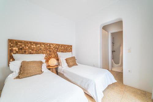 Postel nebo postele na pokoji v ubytování Anthis Villas Mykonos