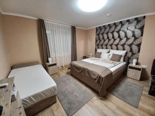 sypialnia z 2 łóżkami i dużym oknem w obiekcie Ilona Apartman w mieście Gyula
