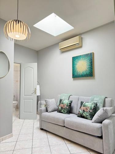 un salon avec un canapé et un tableau au mur dans l'établissement Soleil Arlésien, à Arles