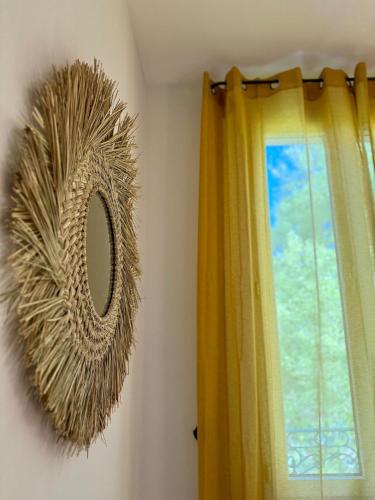 une couronne suspendue sur un mur à côté d'une fenêtre dans l'établissement Soleil Arlésien, à Arles