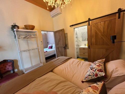 a room with a sliding door and a room with a bed at B&B Schipperspad in Tolkamer
