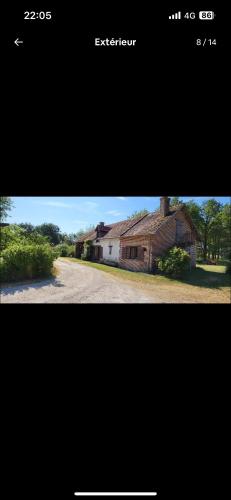 deux photos d'une maison et d'une route avec un bâtiment dans l'établissement Maison privé 12 personnes, à Nouan-le-Fuzelier