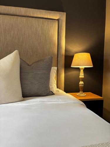 Cama o camas de una habitación en Osborne Manor Luxury Guesthouse