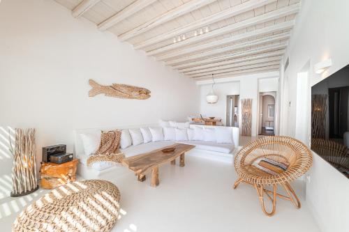 Postel nebo postele na pokoji v ubytování Anthis Villas Mykonos