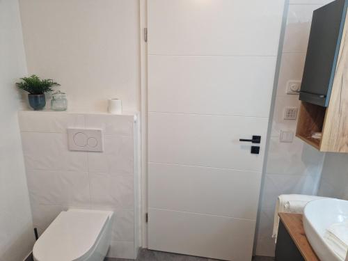 Bilik mandi di Ferienwohnung Surtalblick