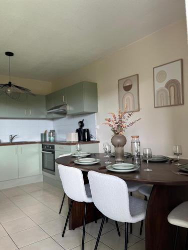 - une cuisine avec une table en bois et des chaises blanches dans l'établissement Nice French Riviera, à Nice