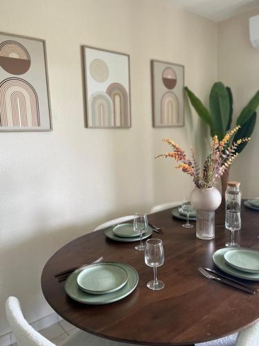 une table en bois avec des assiettes et des verres à vin dessus dans l'établissement Nice French Riviera, à Nice