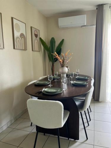 une table de salle à manger avec des chaises et un vase dessus dans l'établissement Nice French Riviera, à Nice