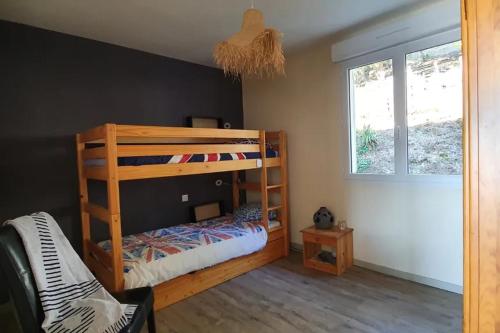 une chambre avec deux lits superposés et une fenêtre dans l'établissement Résidence trozoul Le Goëland qui chante, à Trébeurden