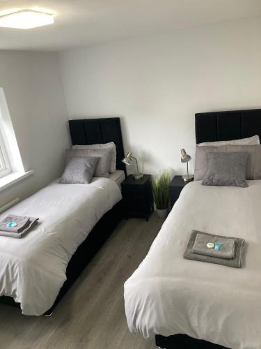 two beds sitting next to each other in a room at The Caledon in Honeybourne Station