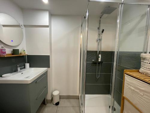 une salle de bain avec douche et lavabo dans l'établissement Casa Romantica, à Cabourg