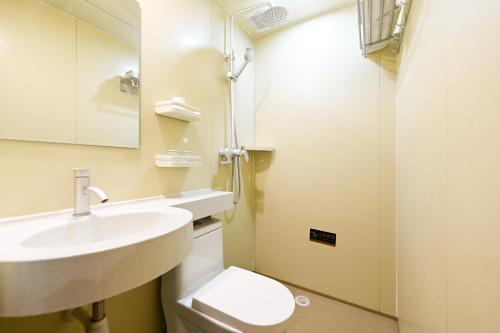 北京Beijing Xingshe Youth Hostel--Nearby Tiananmen square & Forbidden City & Houhai Bar street--1 minute walk to subway, Cat-keeping, Great wall&Forbidden city one day tour, Wifi and laundry room, English speaking Reception的带水槽和马桶的浴室