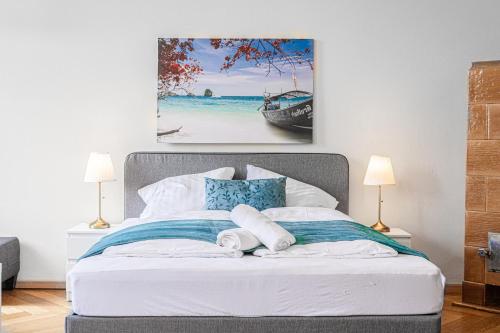 Stylish 2BR Retreat Steps from AKH & Volksoper