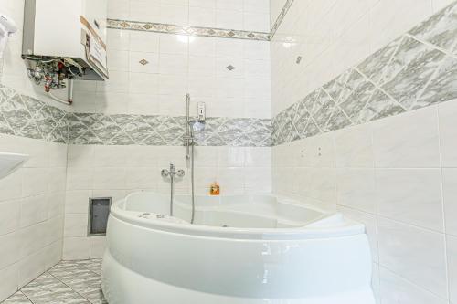 Stylish 2BR Retreat Steps from AKH & Volksoper