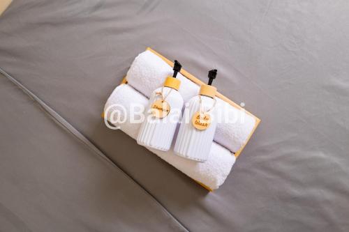 un paio di asciugamani sopra un letto di Balai Bibi at Urban Deca Homes Ortigas 3Br a Manila