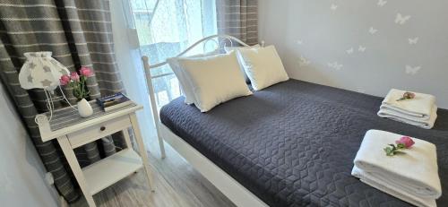 Apartament Solaris Jantar by TriApartにあるベッド