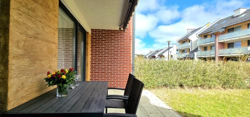 Apartament Solaris Jantar by TriApartにあるバルコニーまたはテラス