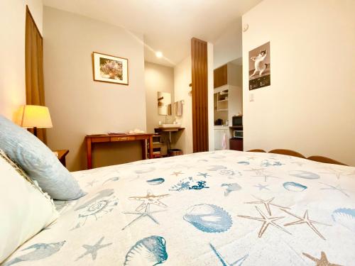 a bed with a blue and white blanket with stars on it at 遥華-Haruka House in Kyoto