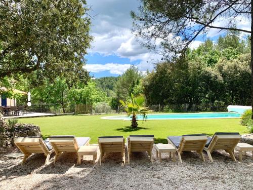 - un groupe de chaises et une piscine dans l'établissement En pleine nature dans les Gorges du Verdon, à La Verdière
