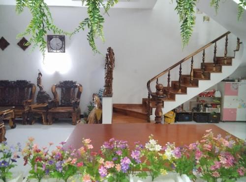 a room with a table with flowers on it at Gia Nguyễn Homestay Bình Thuận in Tuy Phong