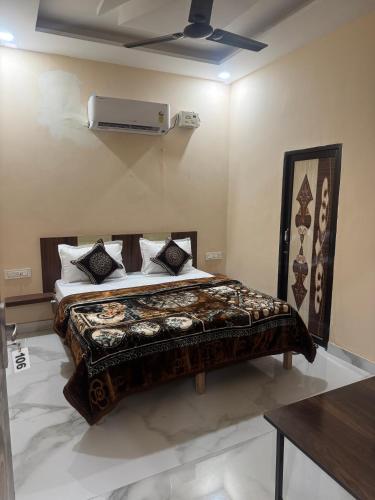 a bedroom with a bed in a room at Hotel Green Leaf in Jalandhar