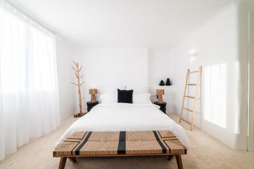 Postel nebo postele na pokoji v ubytování Anthis Villas Mykonos