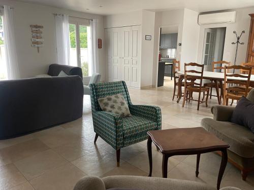 un salon avec un canapé, des chaises et une table dans l'établissement ღ L'Epinette - Proche Plage, Wi-Fi & Parking, à La Couarde-sur-Mer