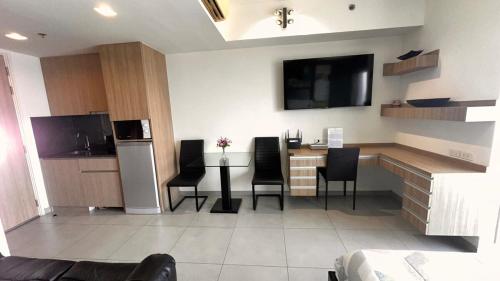 a kitchen and dining room with a table and chairs at Unixx South Pattaya by ladda in Pattaya South