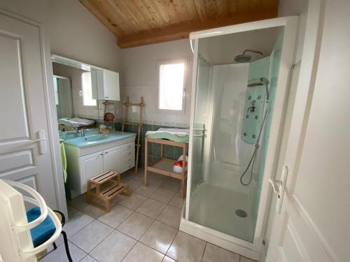 une salle de bain avec douche et lavabo dans l'établissement ღ L'Epinette - Proche Plage, Wi-Fi & Parking, à La Couarde-sur-Mer