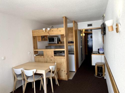 une petite cuisine et salle à manger avec une table et des chaises dans l'établissement Appartement Arcs 2000, à Bourg-Saint-Maurice