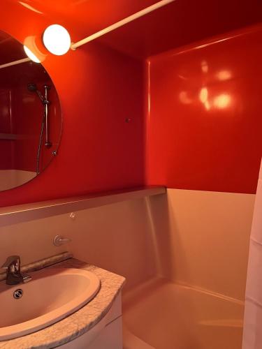 une salle de bain avec un lavabo et un miroir dans l'établissement Appartement Arcs 2000, à Bourg-Saint-Maurice