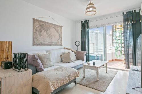 a living room with a couch and a table at Apartamento Cubelles Molí Baix in Cubelles
