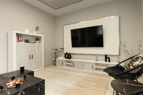 a living room with a flat screen tv on a wall at Casa Fenix - Homey Galicia in Mos