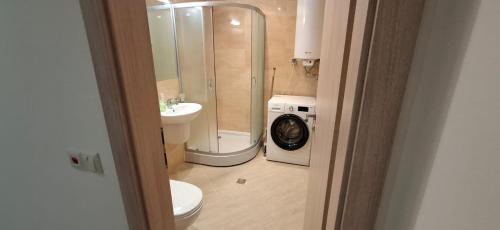 une salle de bain avec une machine à laver et un lave-linge dans l'établissement Star Dreams P2, à Sveti Vlas