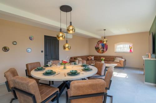 a dining room with a table and chairs at Villa Meer en Duin in Noordwijkerhout
