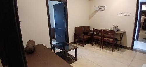 a dining room with a table and a mirror at HOTEL PANKAJ RESIDENCY in Guruvāyūr