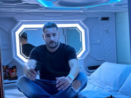 格拉纳达Futurotel Granada Space Spa的坐在窗户房间里床边的人