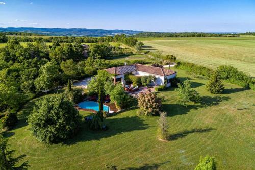 une vue aérienne d'une maison dans un champ dans l'établissement Villa Magarre Climatisée, Piscine Chauffée, Spa, dans un Cadre Naturel Envoûtant, à Castelnau-de-Montmiral