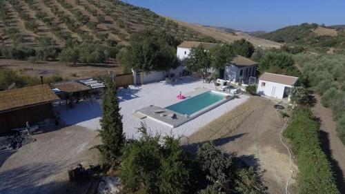 una vista aerea di una casa con piscina di Charming Bungalow in Madrigueras a Madrigueras