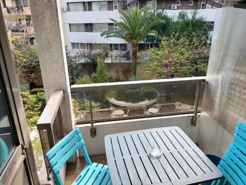 - un balcon avec deux chaises et une table offrant une vue sur le jardin dans l'établissement Résidence Graziella Appartement 210, à Juan-les-Pins