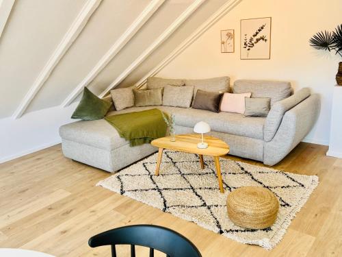 a living room with a couch and a table at Gemütliches Loft in Homburg - Komfort & Charme direkt an der Uniklinik mit Küche und Bad in Homburg